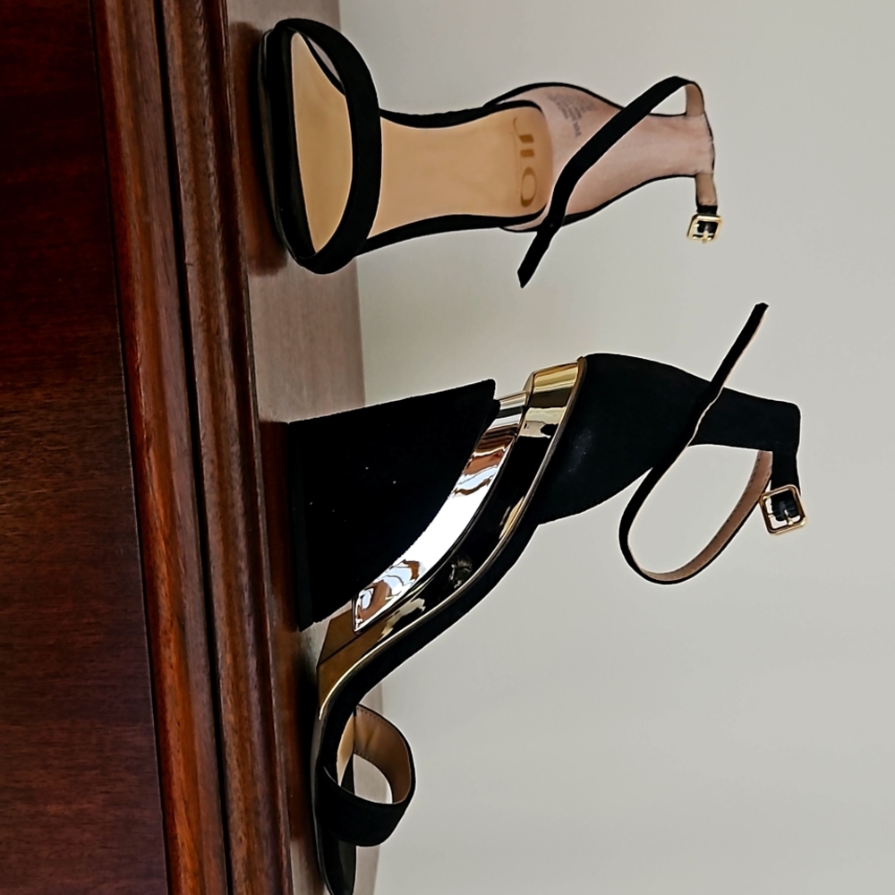 JLO JANESS Black and Gold Sandals